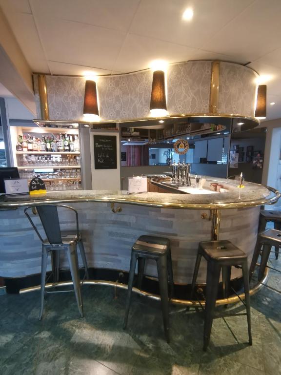 Kuchyň nebo kuchyňský kout v ubytování Logis, Hôtel Au Chêne Vert, Saint-Brieuc Nord