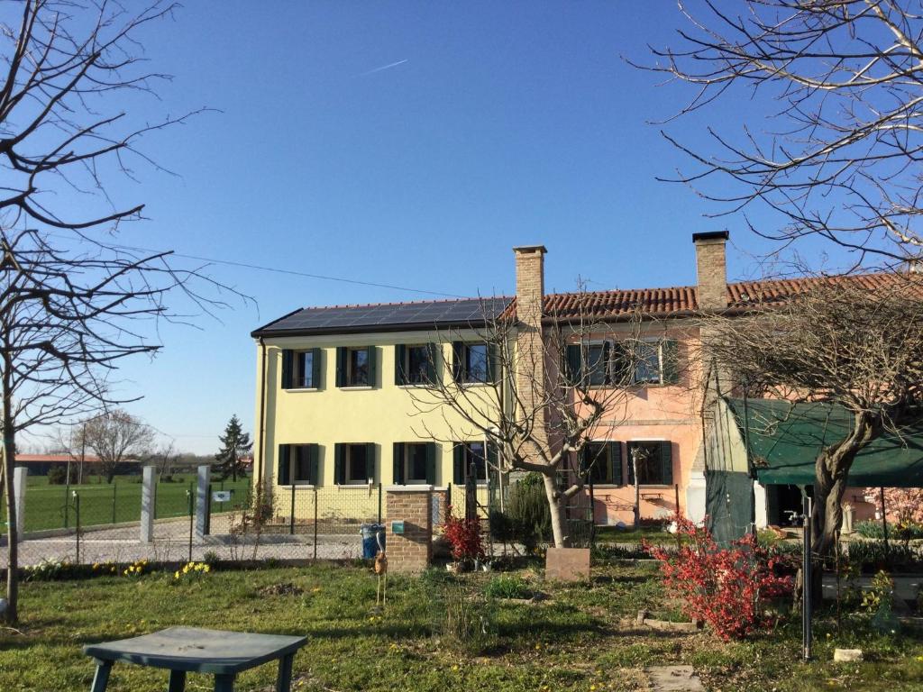 ein altes Haus mit einem Tisch davor in der Unterkunft B&B Casa Egle in Corbola