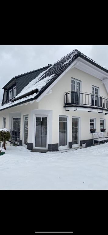 ein großes weißes Haus mit Schnee auf dem Dach in der Unterkunft ByBesa in Winterberg