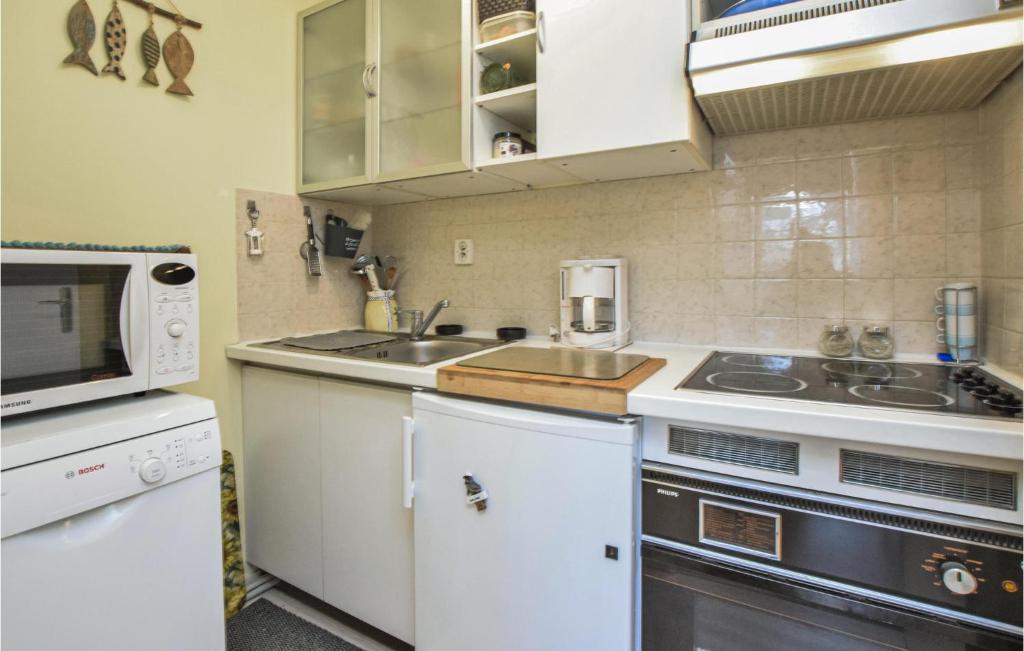 Kuchyňa alebo kuchynka v ubytovaní Cozy Apartment In Blonville-Sur-Mer