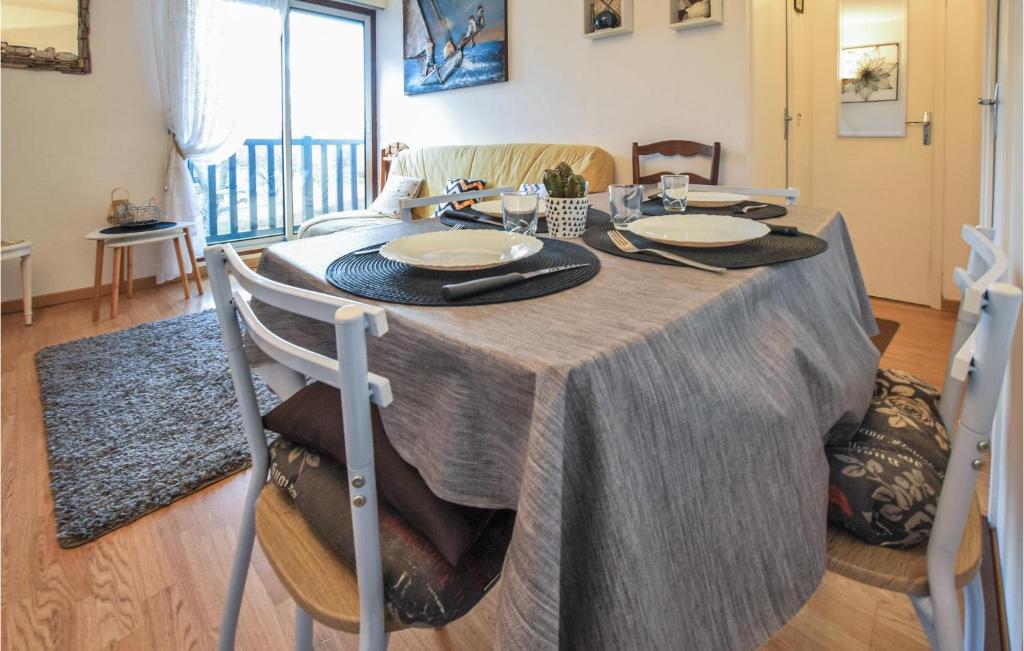 Posedenie v ubytovaní Cozy Apartment In Blonville-Sur-Mer
