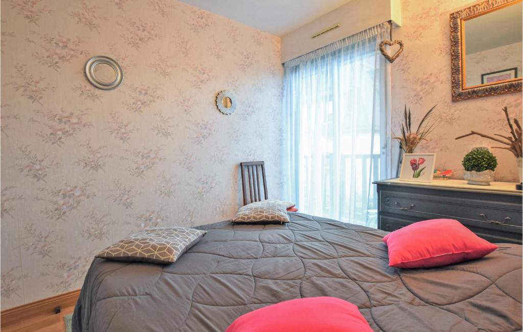 Posteľ alebo postele v izbe v ubytovaní Cozy Apartment In Blonville-Sur-Mer
