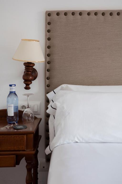 Łóżko lub łóżka w pokoju w obiekcie Hotel Tugasa Las Truchas