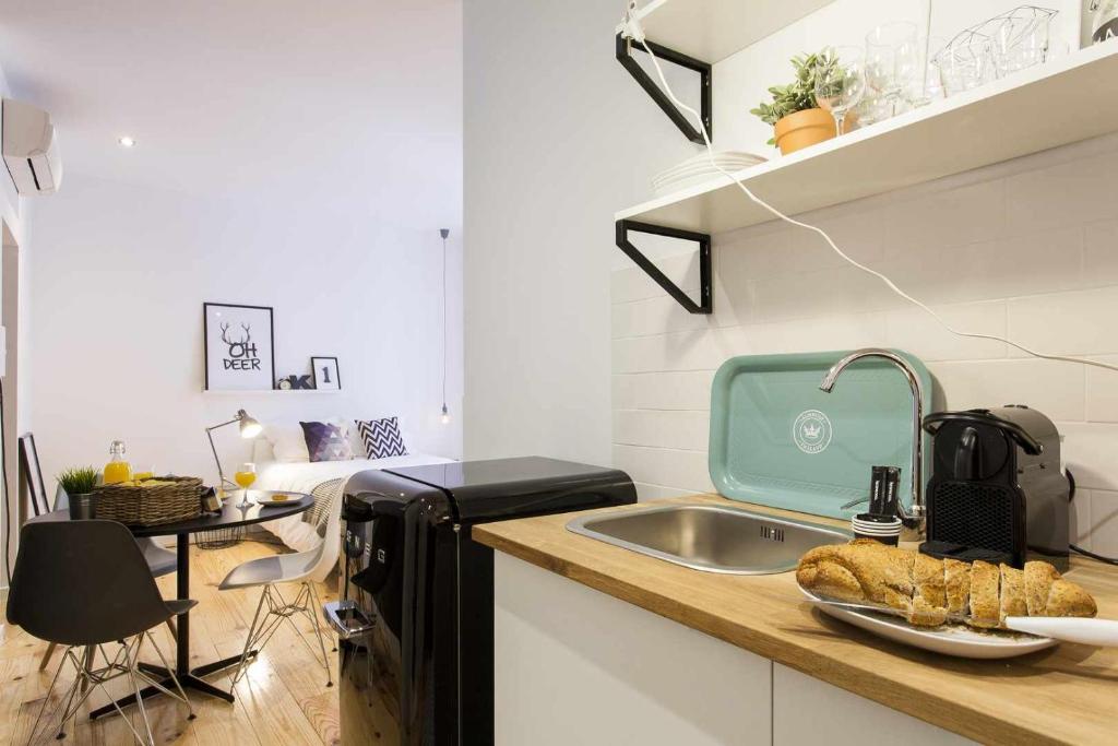 uma cozinha com um lavatório e uma bancada em Urban Design Estudio no Centro com Ar Condicionado em Lisboa