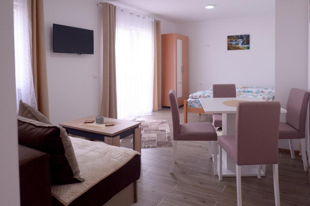 En TV eller et underholdningssystem på Apartmani Rvović