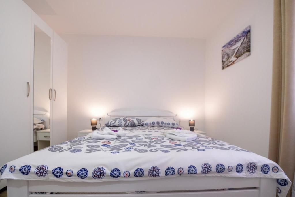 En eller flere senger på et rom på Apartmani Rvović