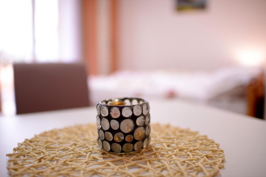 En eller flere senger på et rom på Apartmani Rvović