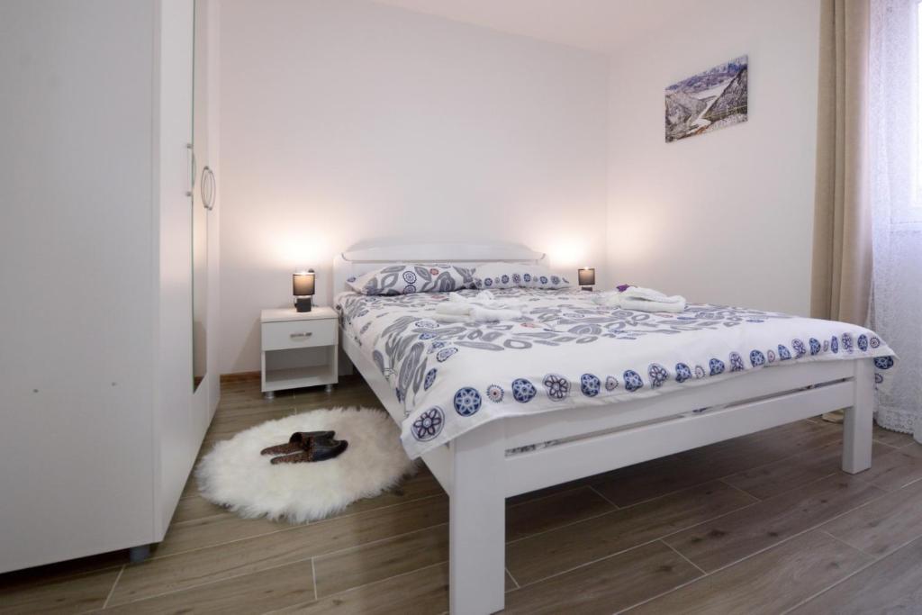 En eller flere senger på et rom på Apartmani Rvović