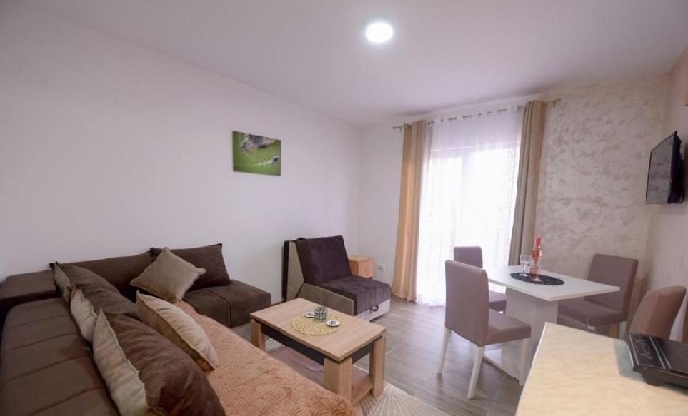 Et sittehjørne på Apartmani Rvović