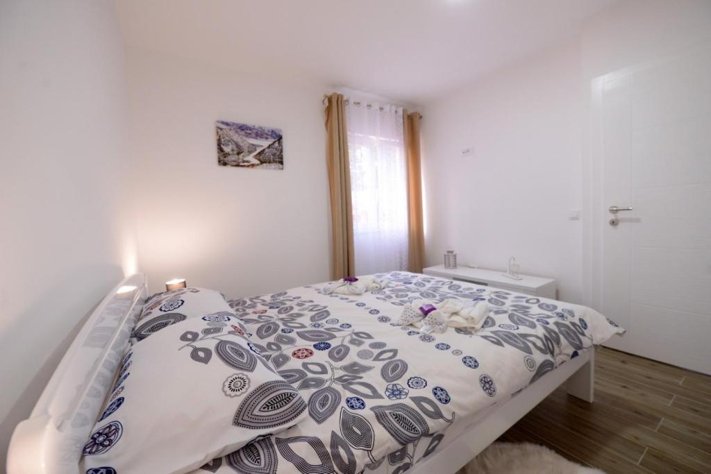 En eller flere senger på et rom på Apartmani Rvović