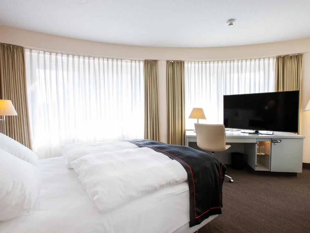 TV a/nebo společenská místnost v ubytování DORMERO Hotel Dessau-Roßlau