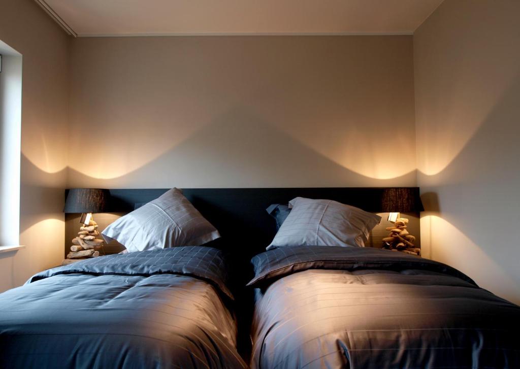 twee bedden naast elkaar in een kamer bij Private House in Blankenberge