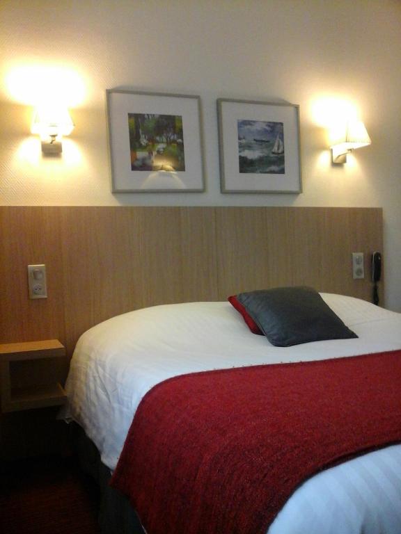 Кровать или кровати в номере Hôtel Carmin