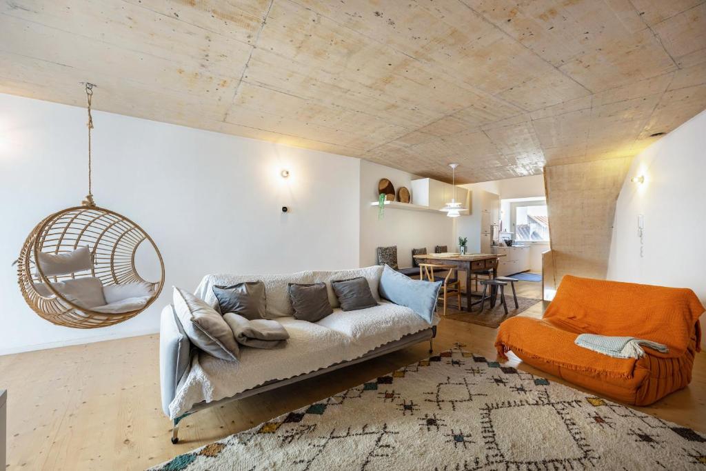 a living room with a couch and a table at Olinda House in Odeceixe