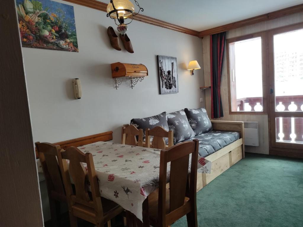 uma sala de estar com uma mesa e um sofá em Appartement Plagne Soleil, 2 pièces, 5 personnes - FR-1-181-2623 em La Plagne Tarentaise