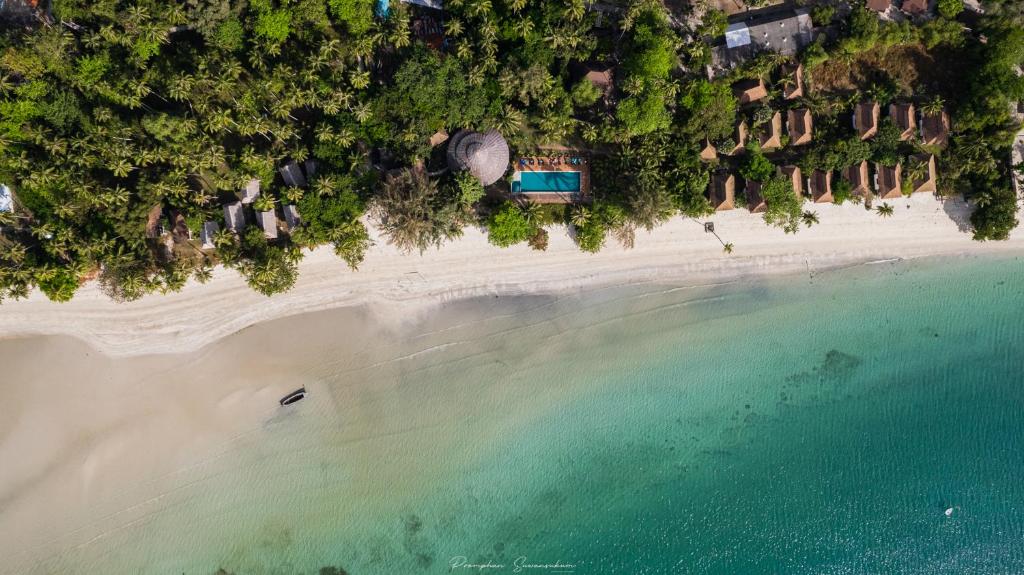 una vista aérea de una playa con un grupo de complejos en Pawapi Beach Resort Koh Mook, en Ko Mook