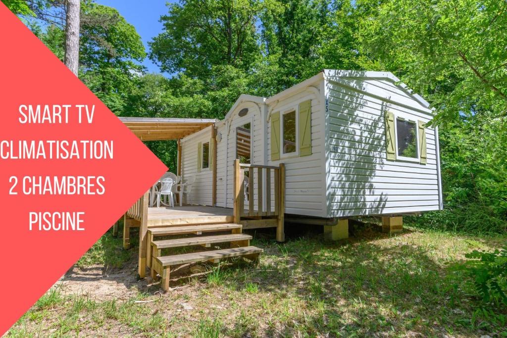 une toute petite maison avec l'amplification de la télévision connectée et la pression des chambres dans l'établissement MOBIL HOME LE JACKSON 2, à Mirgaudon
