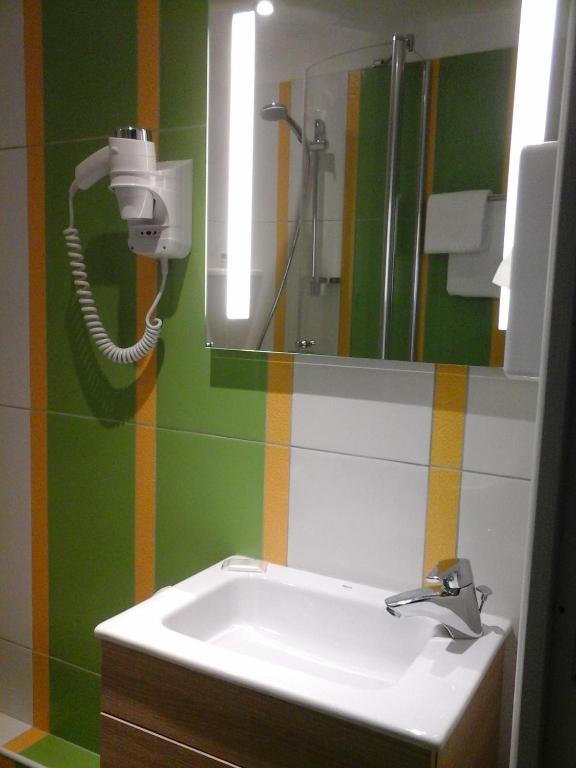 Ванная комната в Hôtel Carmin