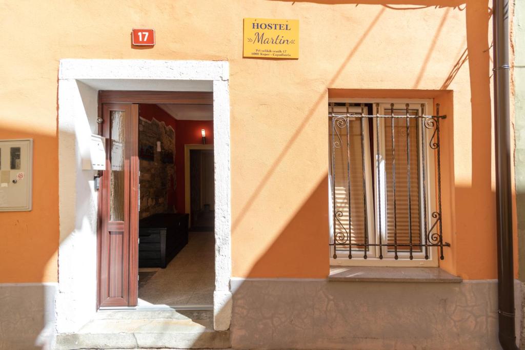 einen Eingang zu einem Gebäude mit einem Tor in der Unterkunft Hostel Martin in Koper