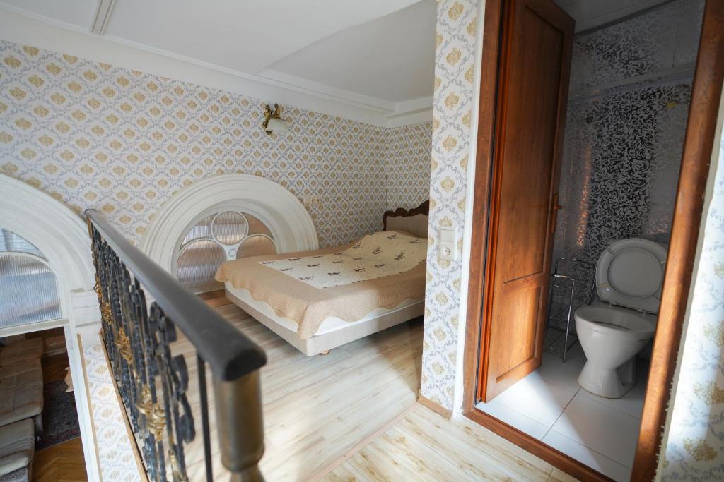Llit o llits en una habitació de Leon Rooms