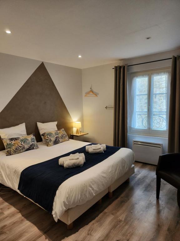 um quarto com uma cama grande com duas toalhas em Chambres privées à Hautvillers, berceau du champagne avec salle de bain et toilettes incluses em Hautvillers