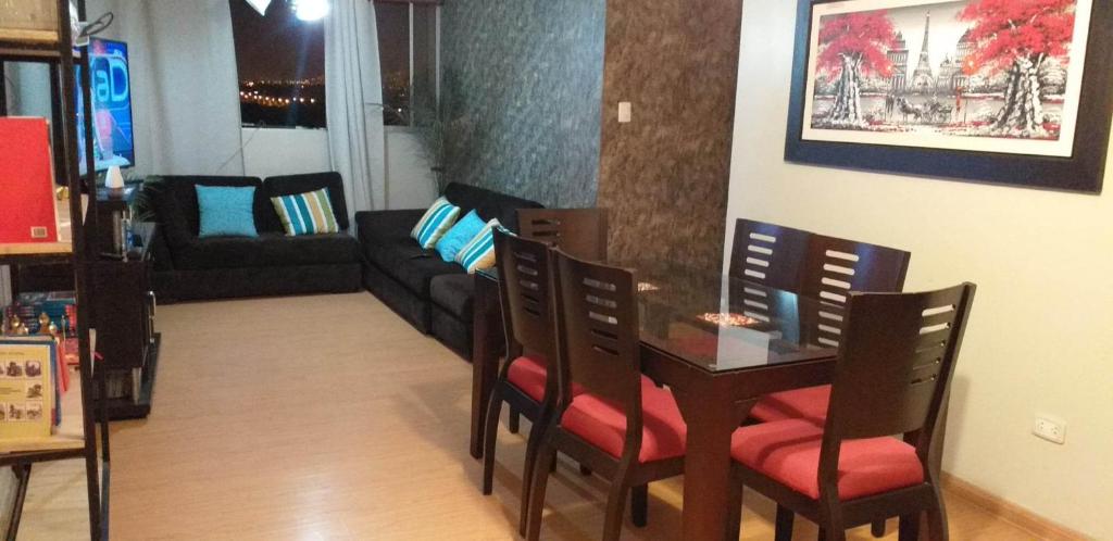 利马Aby house的带桌椅和沙发的客厅