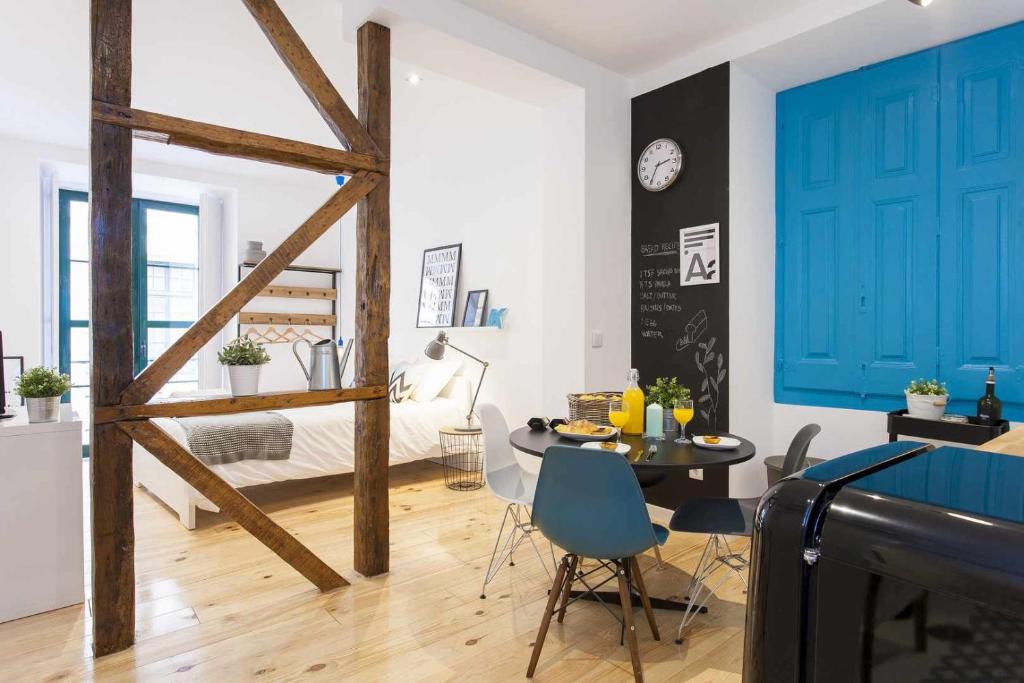 a living room with a table and a blue door at Blue Centro da Cidade Ar Condicionado in Lisbon