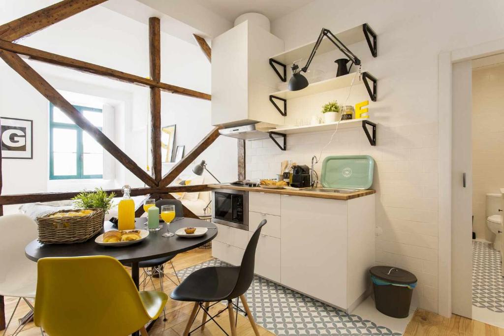 リスボンにあるYellowcharmoso estudio central ar condicionadoのキッチン(テーブル、椅子付)