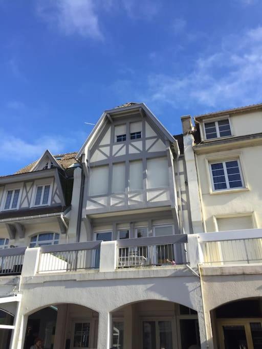 a large white building with a balcony on it at Appartement A confortable et lumineux in Neufchâtel-Hardelot