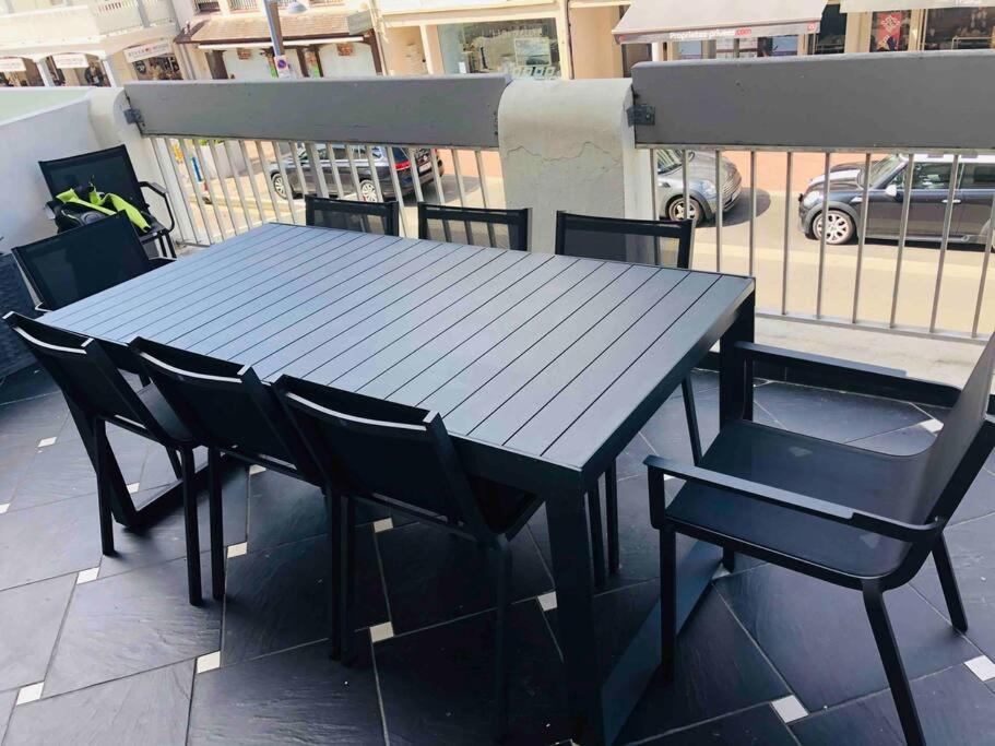 a blue table and chairs sitting on a balcony at Appartement A confortable et lumineux in Neufchâtel-Hardelot