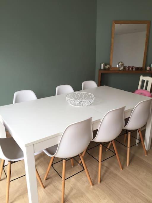 a white dining room table with chairs around it at Appartement A confortable et lumineux in Neufchâtel-Hardelot