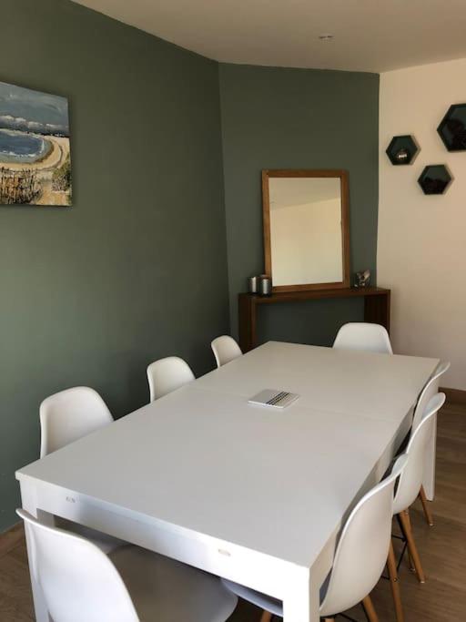 a meeting room with a white table and white chairs at Appartement A confortable et lumineux in Neufchâtel-Hardelot