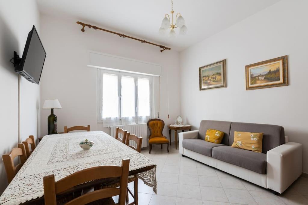 een woonkamer met een bank en een tafel bij Casa Gina - Welcome in Italy! in Scandicci