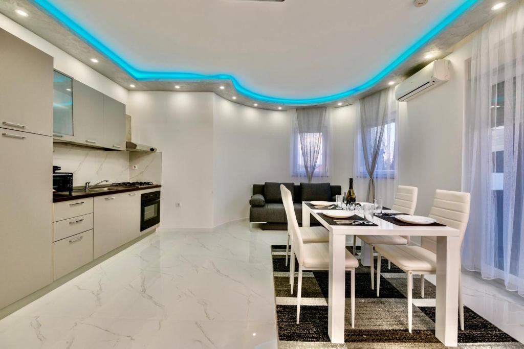 Kuchyň nebo kuchyňský kout v ubytování Complex Villa White