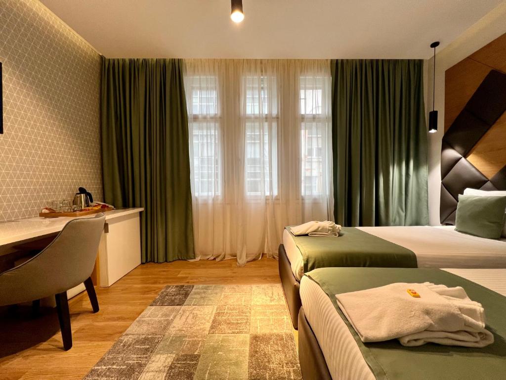 Postel nebo postele na pokoji v ubytování Capital Hotel Garni