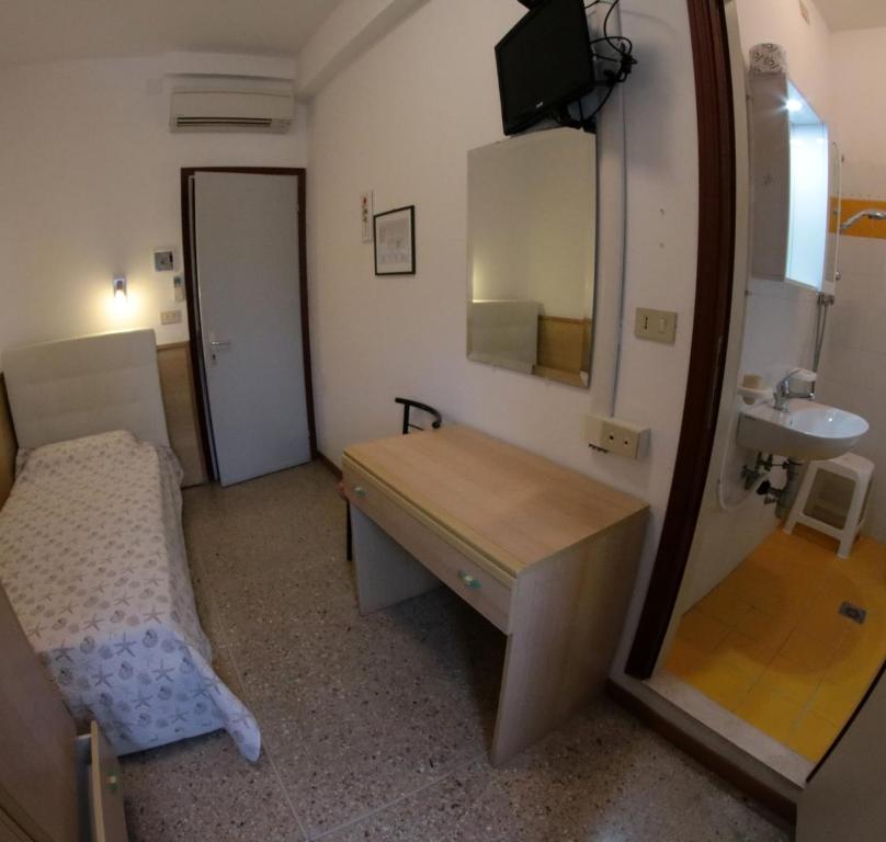TV a/nebo společenská místnost v ubytování Albergo Rosa