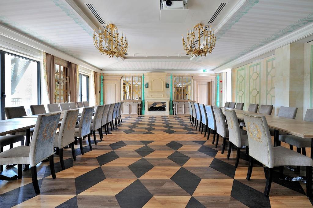 Restaurace v ubytování Domki Mazurskie w Ogrodach Złotej Łani Wiartel - Klimatyczne Apartamenty i Pokoje Widokowe