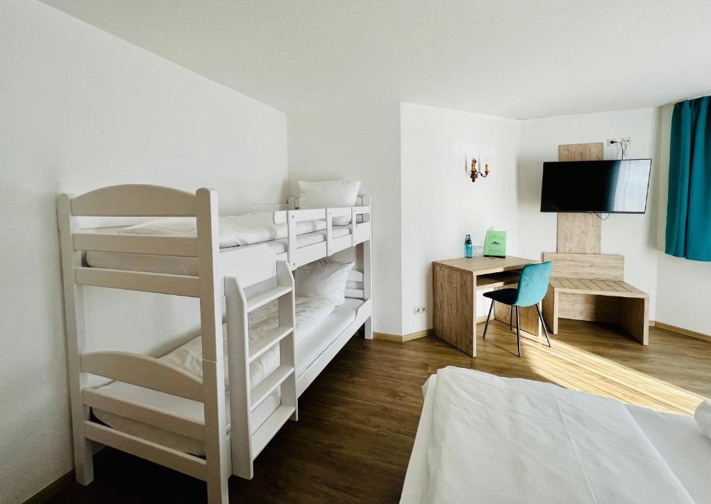 Postel nebo postele na pokoji v ubytování Landhotel Tanneneck - ideal für Gruppen, Familien und Hunde