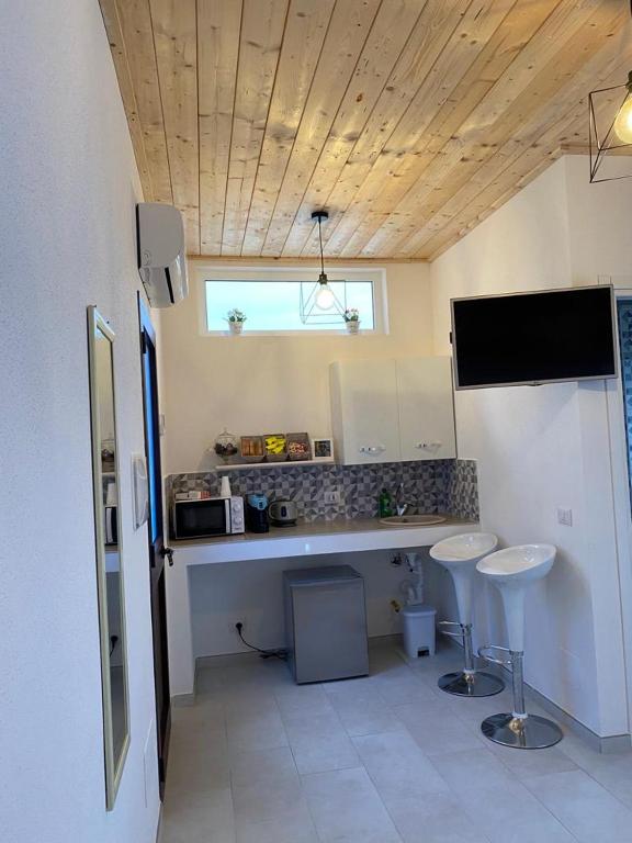 A kitchen or kitchenette at Monolocale V.M 0.23