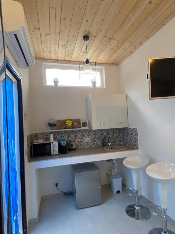 A kitchen or kitchenette at Monolocale V.M 0.23