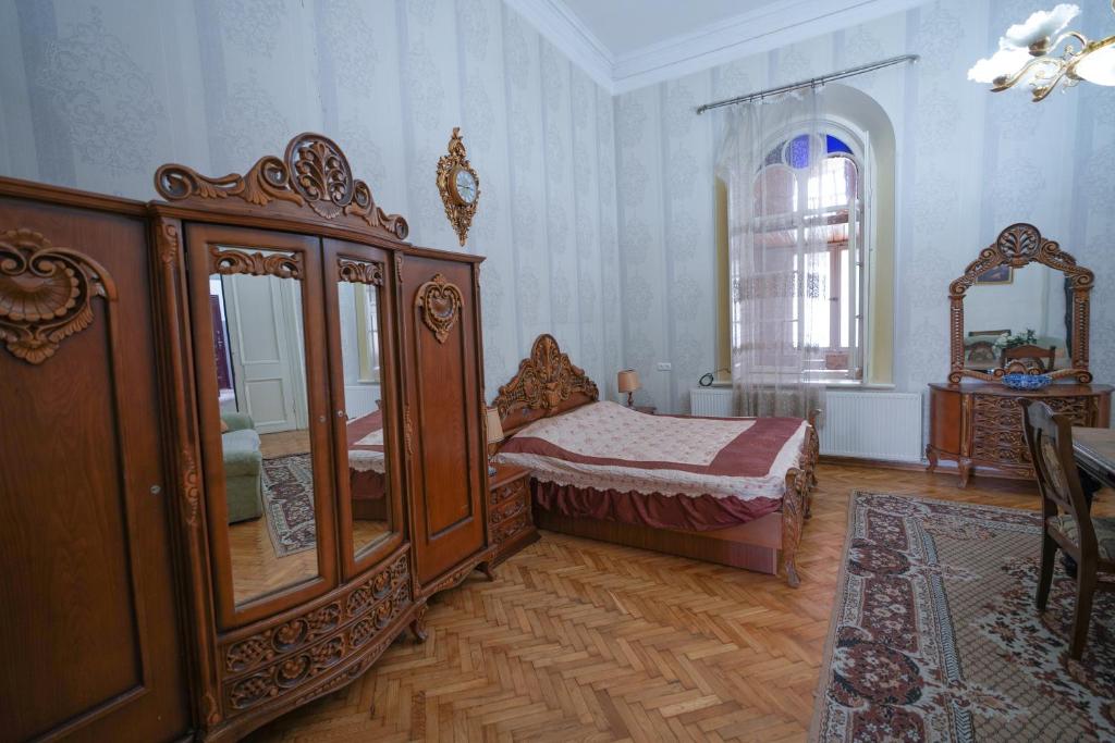 Llit o llits en una habitació de Leon Rooms