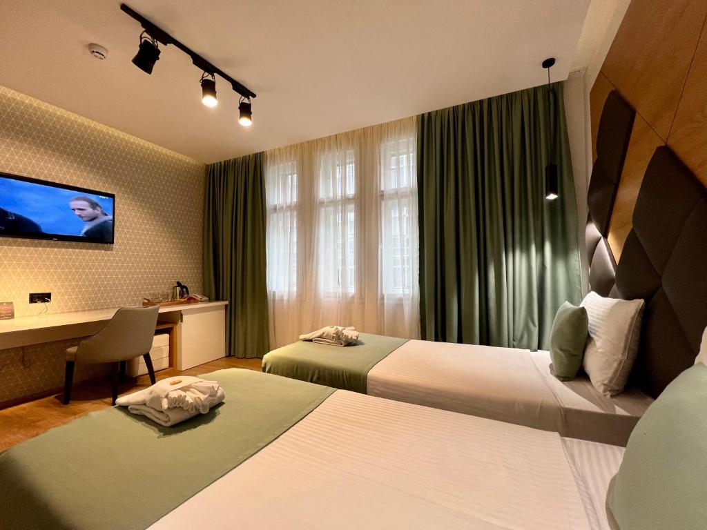 Postel nebo postele na pokoji v ubytování Capital Hotel Garni