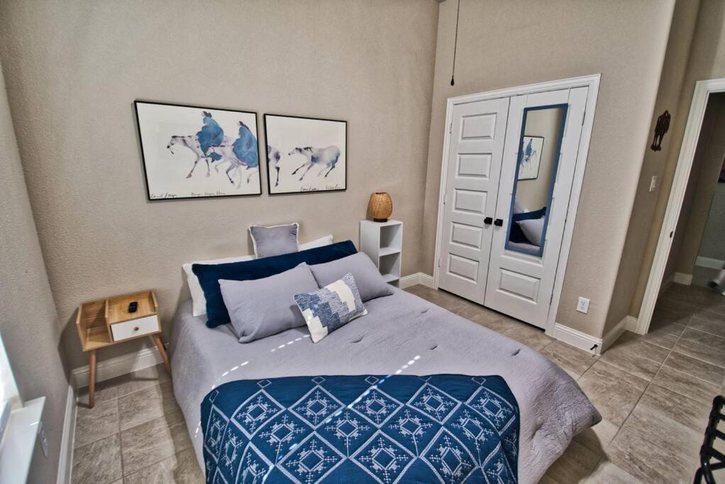 Postel nebo postele na pokoji v ubytování Waxahachie Queen bed, 10 mins 2 DWNT & Medical managed by stay albatross rentals 254-500-2317