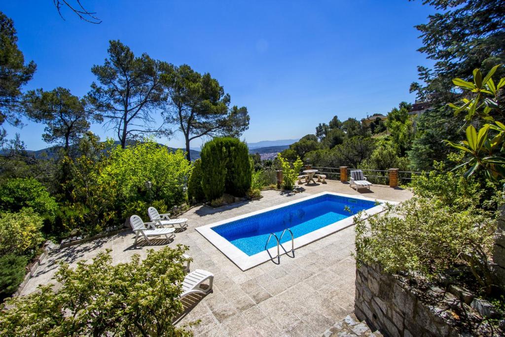 una imagen de una piscina en una villa en Catalunya Casas Mountain Escape with stunning views 40 km to Barna!, en Sant Feliu del Racó