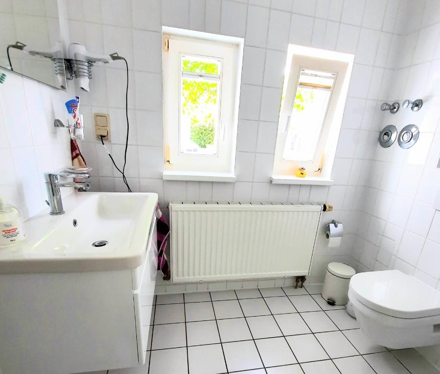 NeddesitzにあるSonneの白いバスルーム(洗面台、トイレ付)