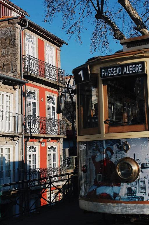 um autocarro está estacionado em frente a um edifício em Lost Apartments em Porto