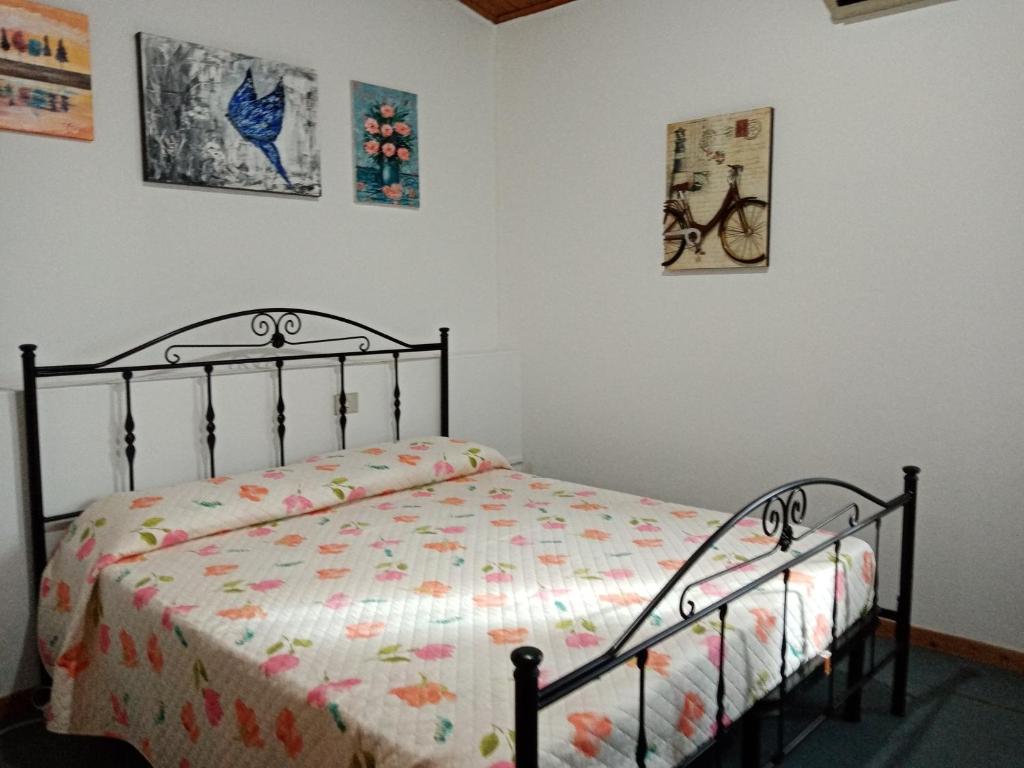 - une chambre avec un lit doté d'un couvre-lit dans l'établissement La casa di Gaia, à Cabras