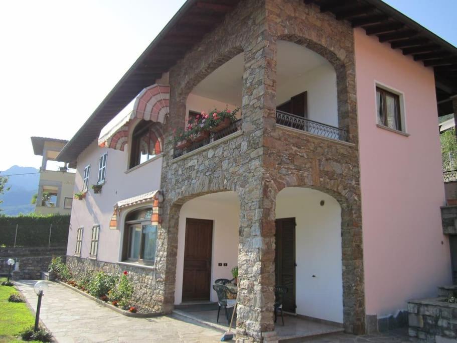 - un bâtiment avec une arche et un balcon fleuri dans l'établissement Casa dei Fiori, à Carlazzo