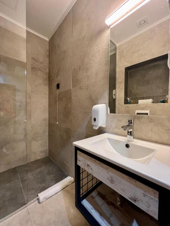 Koupelna v ubytování Capital Hotel Garni