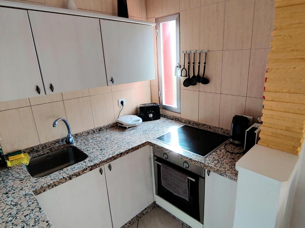 Kuchyň nebo kuchyňský kout v ubytování Minerva 1-Bedroom close to the beach park etc